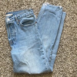 Levi’s wedgie fit size 28 frayed ankle light wash
